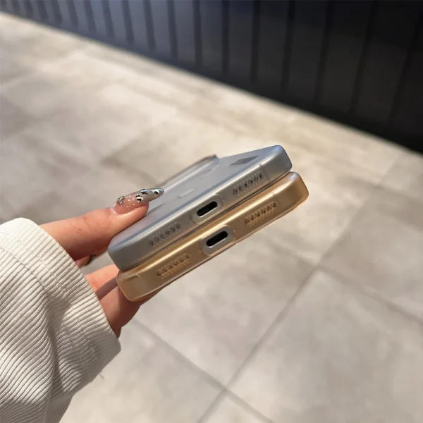 📱 **الجراب الرسمي الشفاف غير اللامع لآيفون - متوافق مع MagSafe** ✨